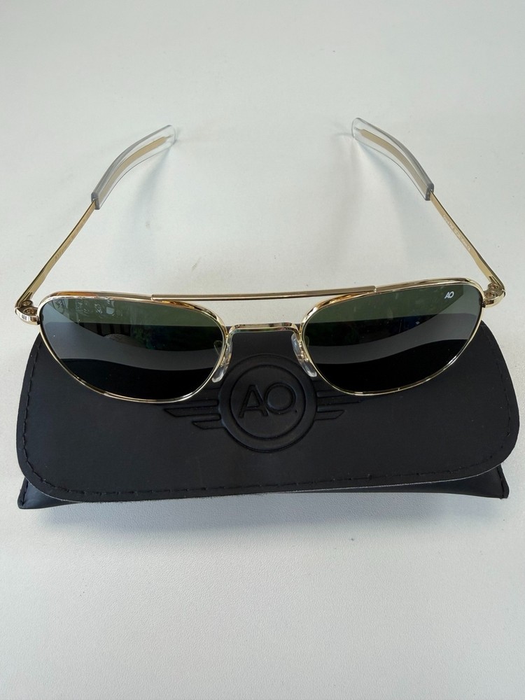 American Optical AO Original Pilot Sunglasses Gold 52-20 140mm Made USA w/ Case