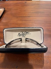 MAUI JIM SUNGLASSES right lens cracked, case included MJ 244-02/E