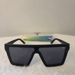 Quay Hindsight Sunglasses Full Rim Shield Lenses Lightweight 125 Black Unisex