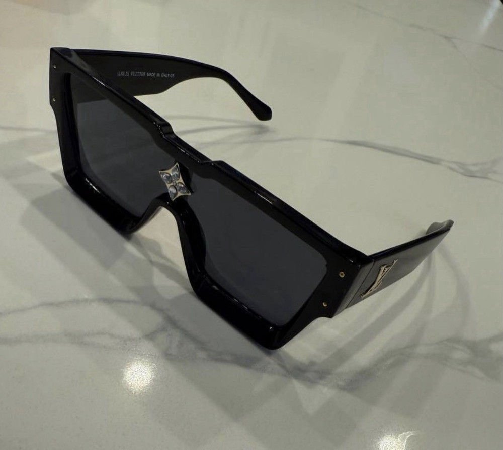 Louis Vuitton Men’s Full Rim Rectangle Sunglasses Black Plastic Gray Tinted