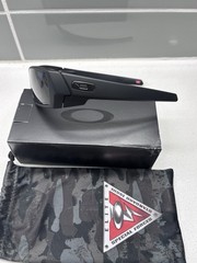 Brand New Oakley Sunglasses OO9014 11-122 Gascan Matte Black Polarized Lens 61mm