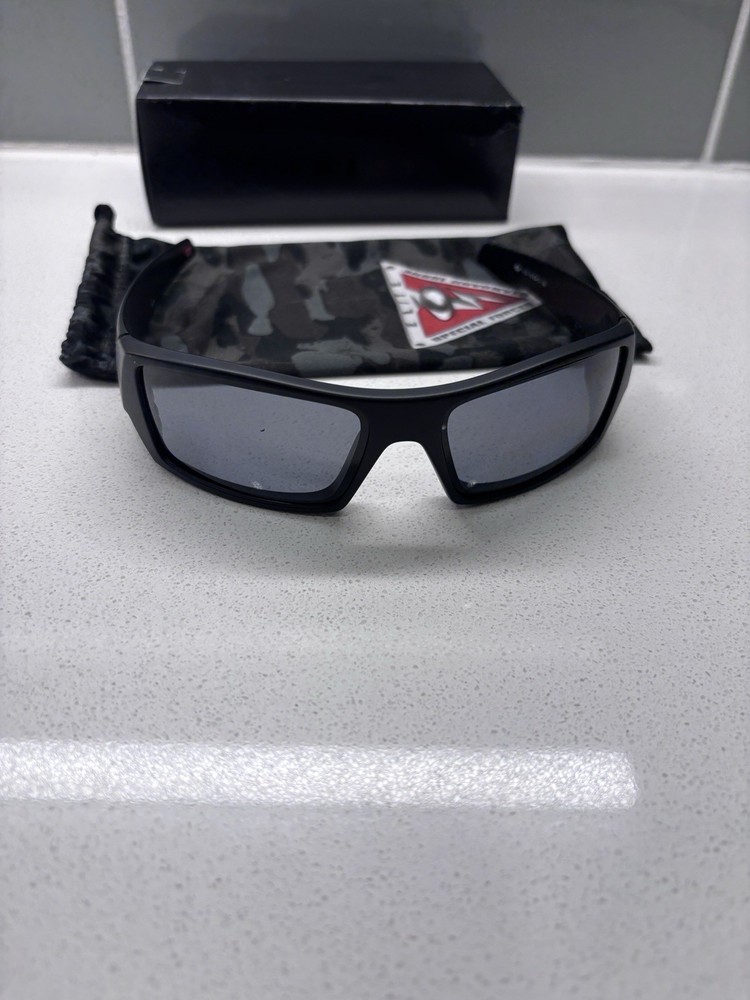 Brand New Oakley Sunglasses OO9014 11-122 Gascan Matte Black Polarized Lens 61mm