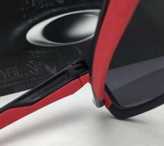 New OAKLEY Sunglasses MAINLINK OO9264-12 Matte Black & Red Frame w/Black Iridium