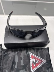 Brand New Oakley Sunglasses OO9014 11-122 Gascan Matte Black Polarized Lens 61mm