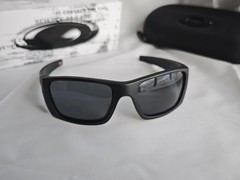 New Oakley Sunglasses Fuel Cell OO9096-05 Black Frame Gray Lens