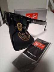 Ray-Ban Men’s Wayfarer Sunglasses Black Plastic Frame G-15 Green Glass
