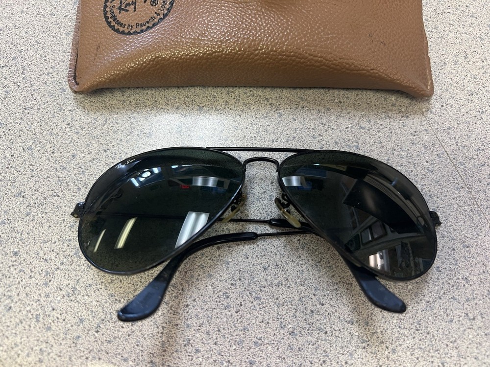 CIRCA 1980’s VINTAGE B&L RAY-BAN USA AVIATOR SUNGLASSES W/ Patent Pending Case