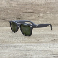Ray-Ban Wayfarer Sunglasses Black Plastic Frame Green G-15 Glass Lenses