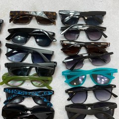Lot Of 30 Mixed Brand Sunglasses Unisex OS Levi’s Pierre Cardin Suncloud Bundle