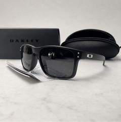 NEW Oakley Holbrook Polarized Sunglasses Black Frame Sliver Logo