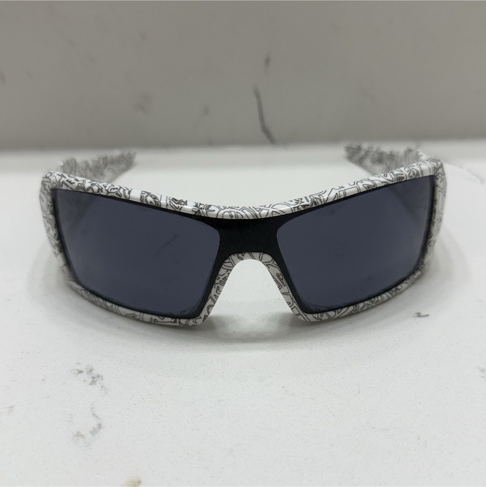 Oakley Men’s Oil Rig Sunglasses White RARE Print Frame Blue Tinted Lens