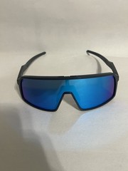 Oakley Sutro Sunglasses Gray / Blue Mirrored Lens 140mm Mens Oo9406-9537 Prizm
