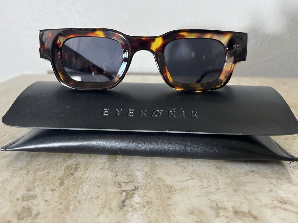 EYEKONIK TORTOISE RECTANGULAR PLASTIC SUNGLASSES W/ CASE-UNISEX ADULT