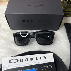 Oakley Holbrook Sunglasses Matte Black Frame Black Polarized Lens UV400