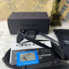 Oakley Holbrook Sunglasses Matte Black Frame Black Polarized Lens UV400
