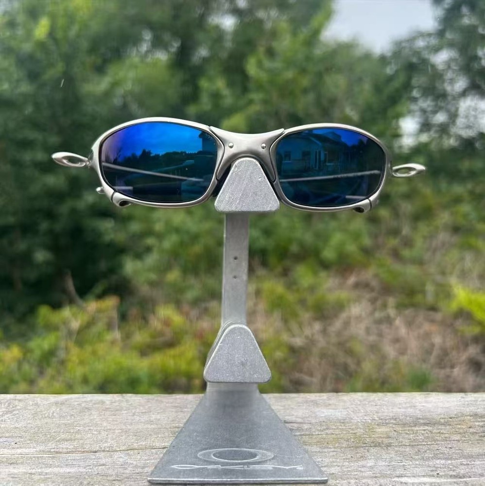 Retro style Oakley Juliet X-Metaletaletal polarized sunglasses with dark blue le