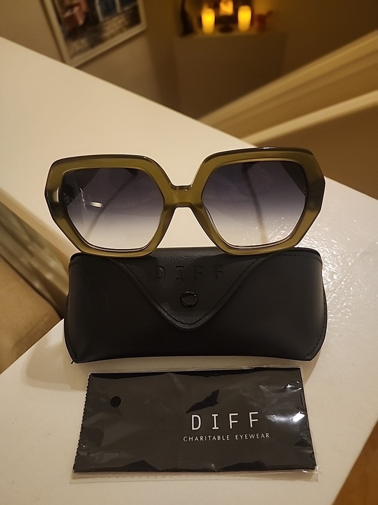 DIFF Eyewear Oversized Square 51mm Nola Sunglasses Sage Green