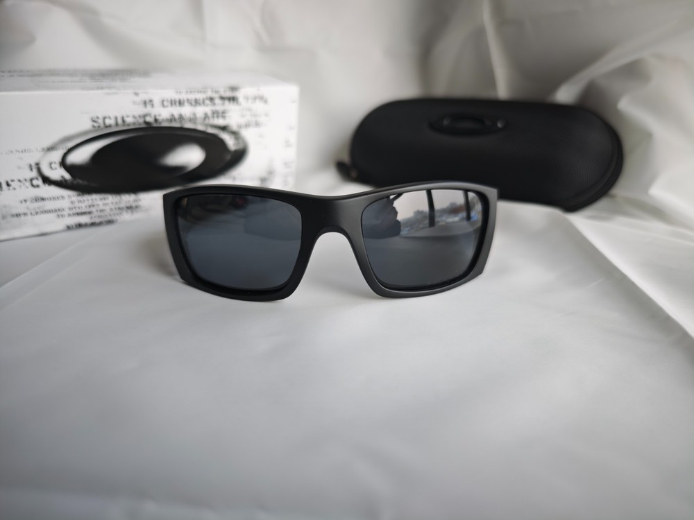 New Oakley Sunglasses Fuel Cell OO9096-05 Black Frame Gray Lens