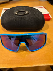 Oakley OO9406 Men’s Sunglasses, Blue tint and blue frames