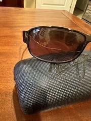 MAUI JIM SUNGLASSES right lens cracked, case included MJ 244-02/E