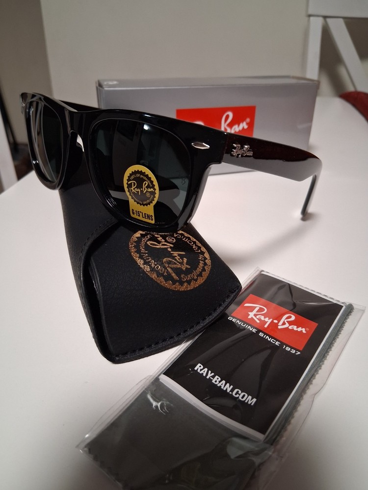 Ray-Ban Men’s Wayfarer Sunglasses Black Plastic Frame Green G-15 Glass Lens