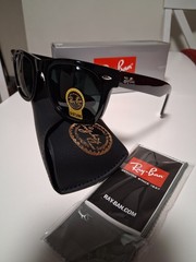 Ray-Ban Men’s Wayfarer Sunglasses Black Plastic Frame Green G-15 Glass Lens