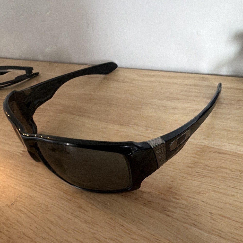 Oakley OO9173-01 Men’s Black Wrap Sunglasses Polarized Gray Lenses 127mm